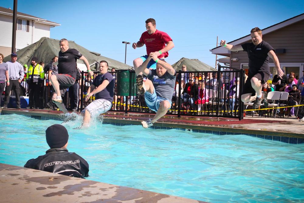 5 officers jumping into a pool